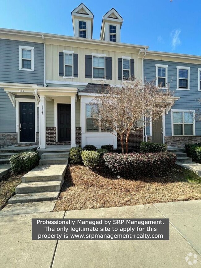 Building Photo - Three Bedroom Townhouse next to Light Rail...