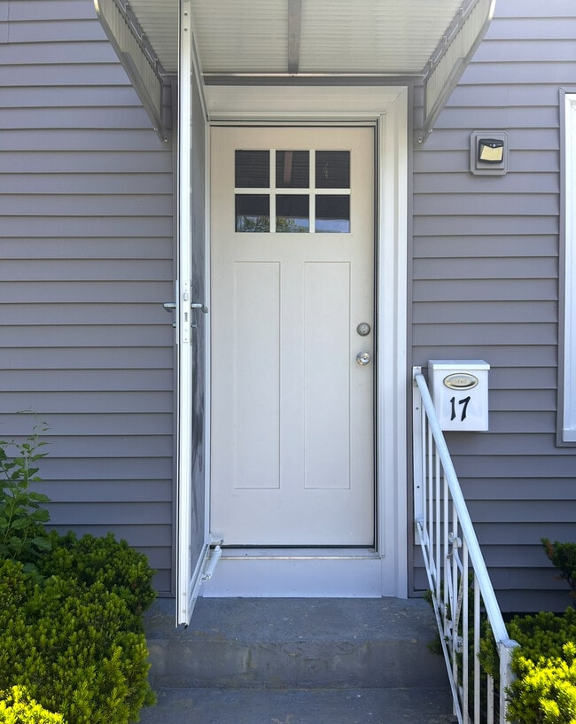 Puerta principal - 17 Cottage St