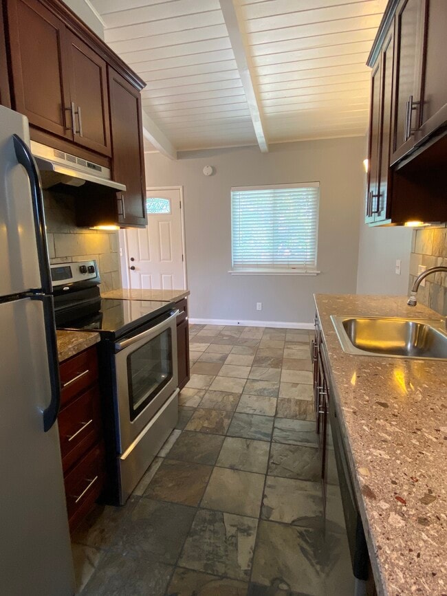 Vista alternativa de la cocina - 2540 Robinson Ave Unidad C