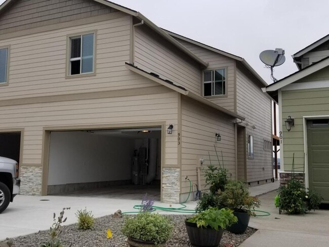 Building Photo - 903 King Dr