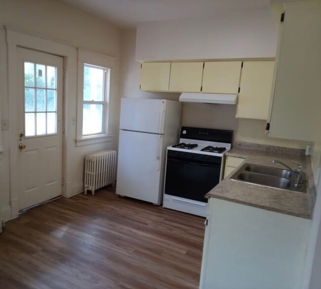 Building Photo - 2923 River Rd Unit Studio Rental