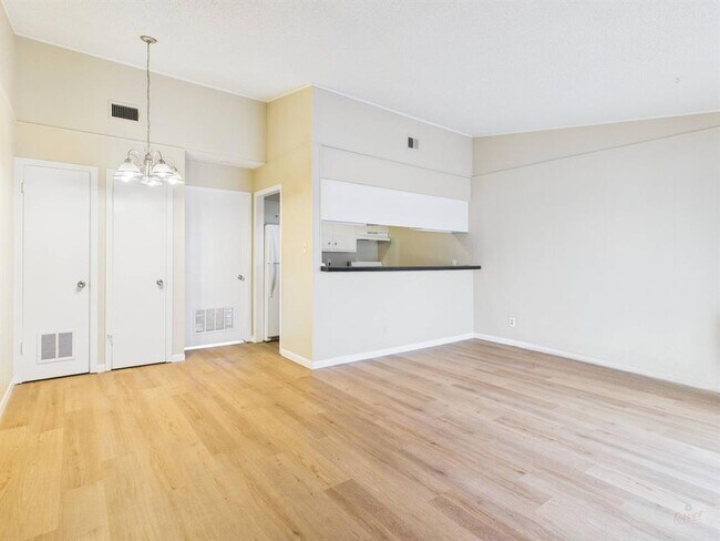 Photo - 616 W 51st St