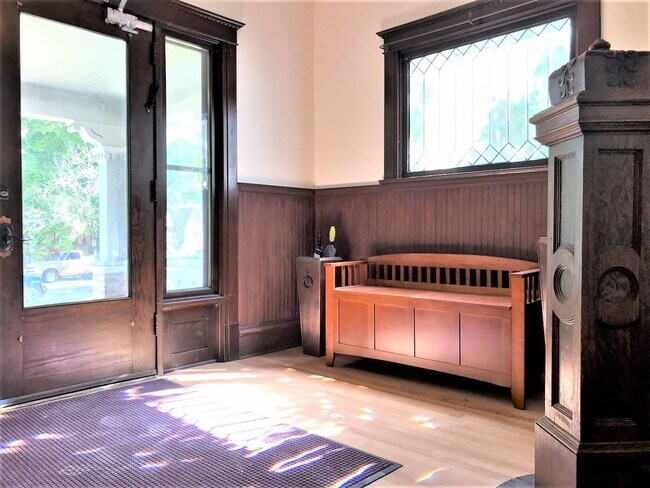 Photo - Affordable Newly Renovated Basement Apartment In Beautiful University Building! Unidad 06