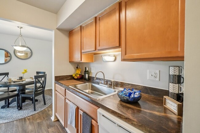 Cocina eficiente en Drawbridge Apartments en Harrison Township, MI. - Drawbridge Apartments East