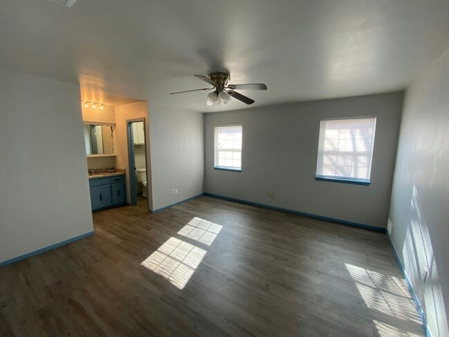 Photo - 4537 Yale St