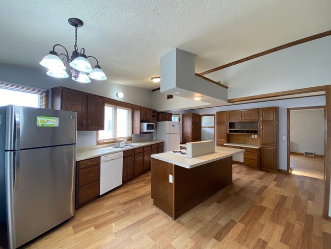 Photo - 610 6th Ave NW