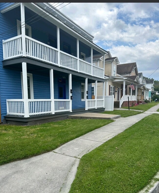 Front yard - 1542 Dungee St Unit 2