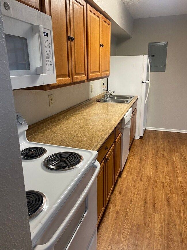 Photo - 513 S Bowen Rd