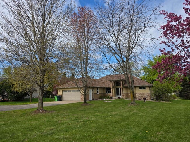 Building Photo - Multi generational Home New London