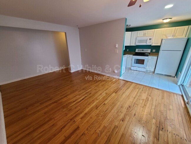 Building Photo - 1622 Farmington Ave Unit Apt 8