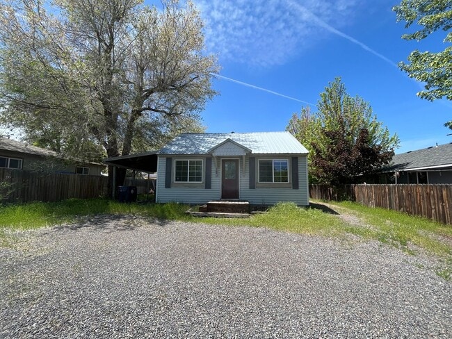 Building Photo - 2 Bed /1 Bath Home with Large Backyard and Great Location