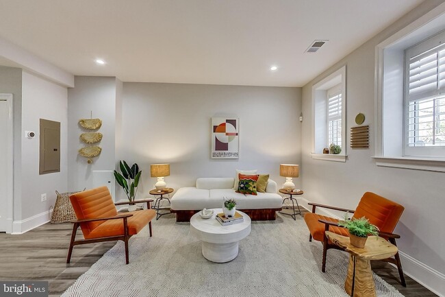 Photo - 819 D St NE Unidad 7