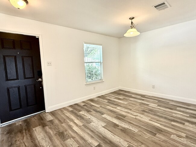 Photo - 529 W Metcalfe St