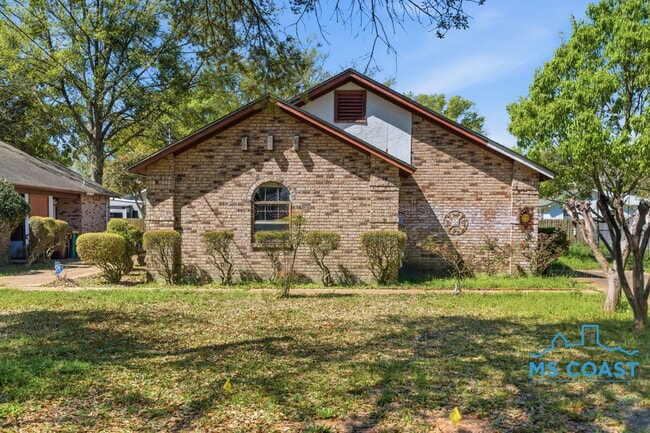 Building Photo - 167 Daisy St