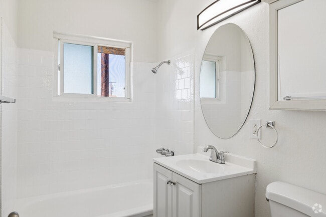 1BR, 1BA - 548SF - Bathroom