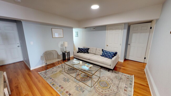 Building Photo - 2010 Judah St Rental
