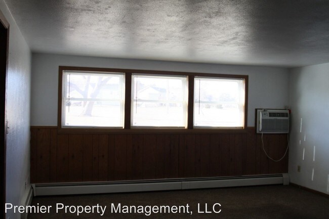 Photo - 725 College Ave S