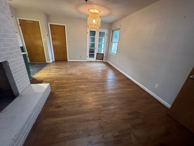 Photo - MIDTOWN 3 Bdrm House, All Appliances incl ...