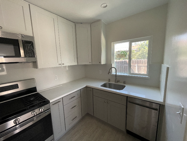 Photo - 2910 S Budlong Ave Apartment Unit 2910-2