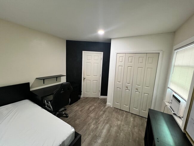 Photo - 905 NW 7th Ave