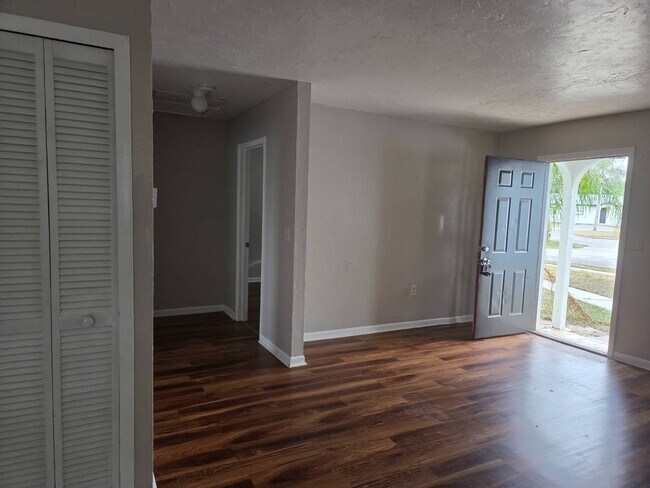 Photo - 449 Las Palmas Cir