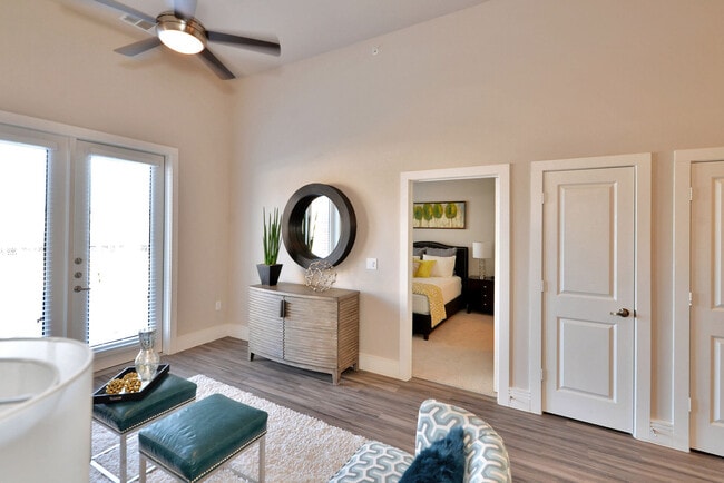 Photo - Oaks 5th Street Crossing at City Station