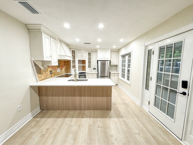 Building Photo - 4711 Sunnydale Ln N Rental