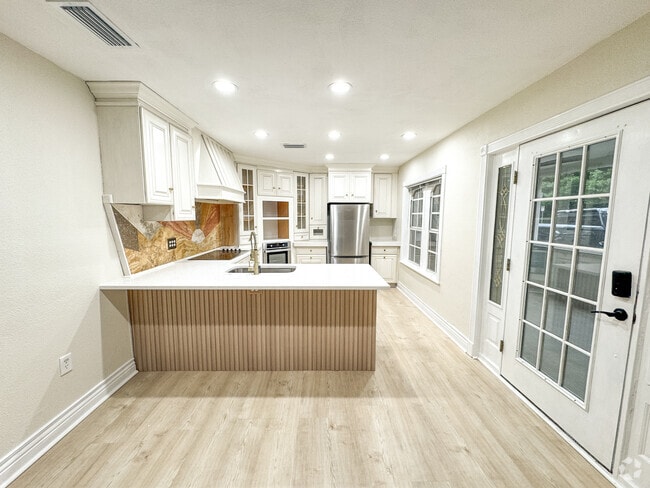 Building Photo - 4711 Sunnydale Ln N Rental