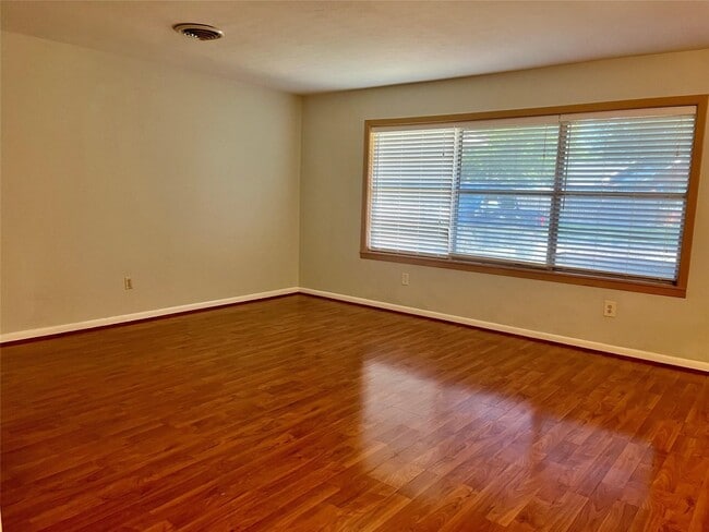 Photo - 2005 2nd St N