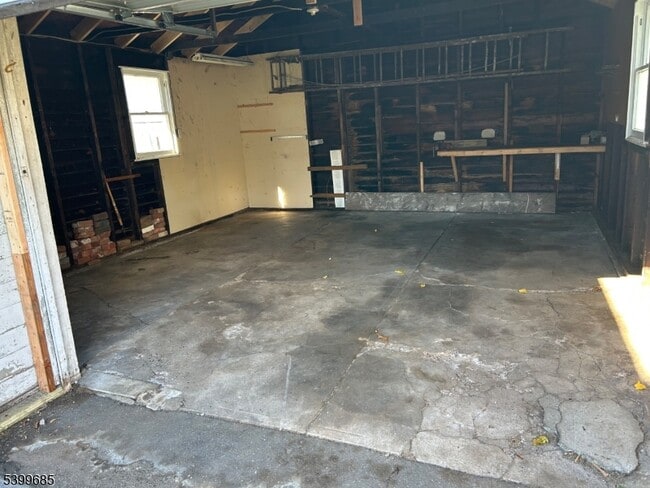 Photo - 256 E 7th St