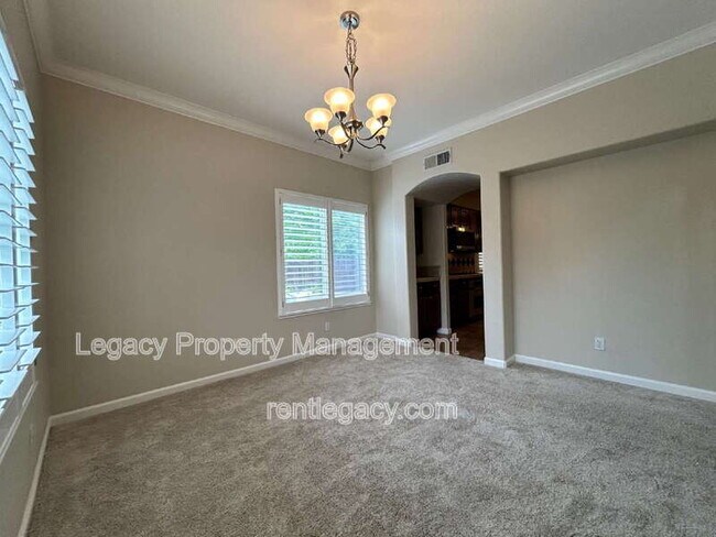 Photo - 523 Cascade Dr