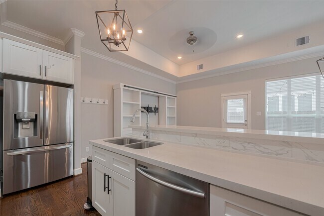 Photo - 854 W 20th St