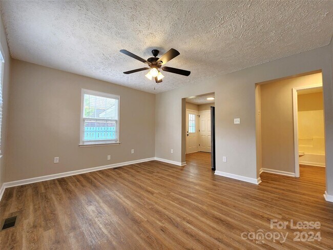 Photo - 3721 Patricia Dr NW