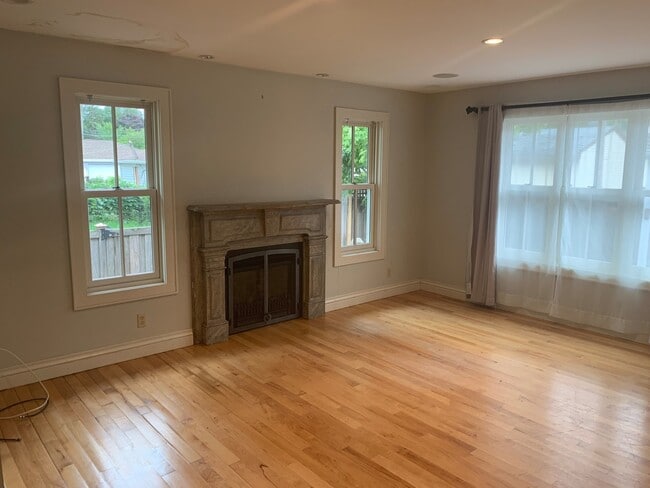Photo - 734 Jefferson St NE
