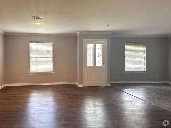 Building Photo - 3 Bedroom / 2 Bath Rental