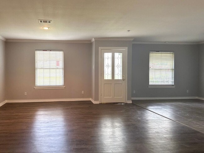 Building Photo - 3 Bedroom / 2 Bath Rental