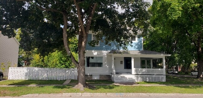 Building Photo - 431 1st St E Rental