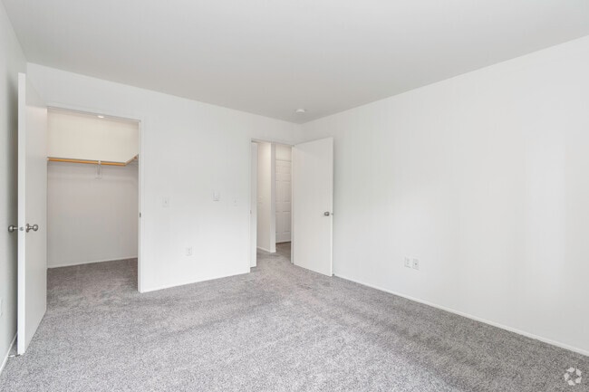 1BR, 1BA - 685SF Bedroom - Hampton Park Apartments