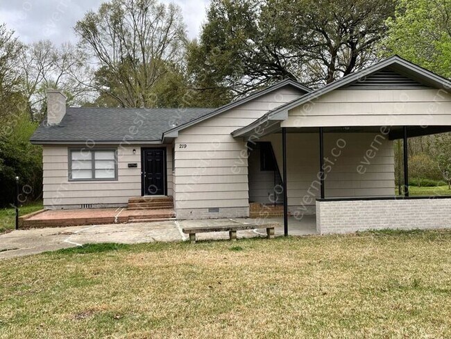 Photo - 219 W Leavell Woods Dr House