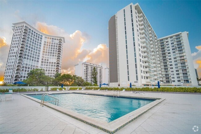 Building Photo - 5601 Collins Ave Unit 1206 Rental