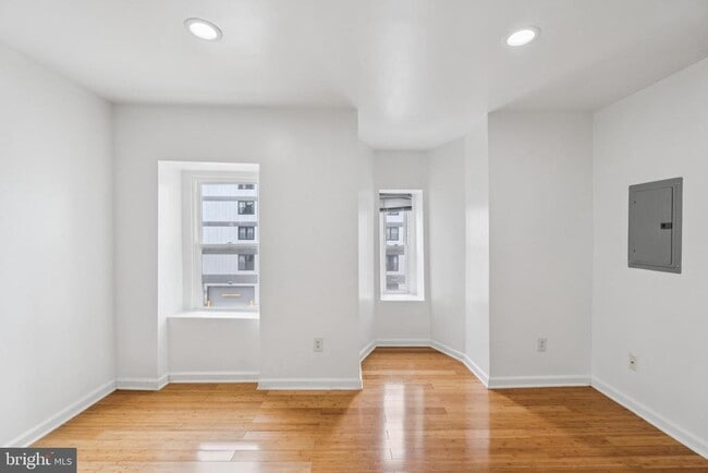 Building Photo - 4220 Chestnut St Unit 3