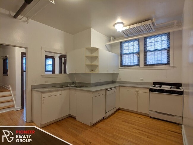 Photo - 820 W Waveland Ave