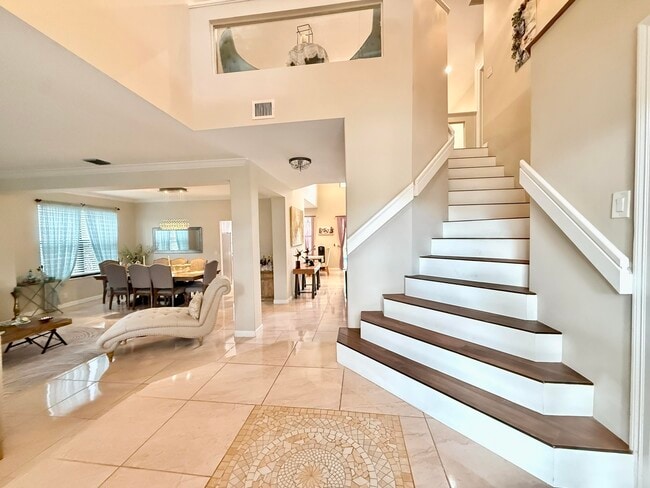 Photo - 212 Lone Pine Dr