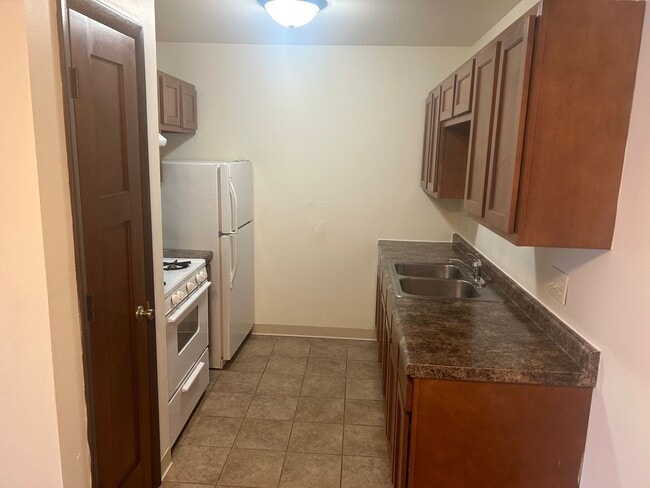 Photo - Colony Court Apartments LLC