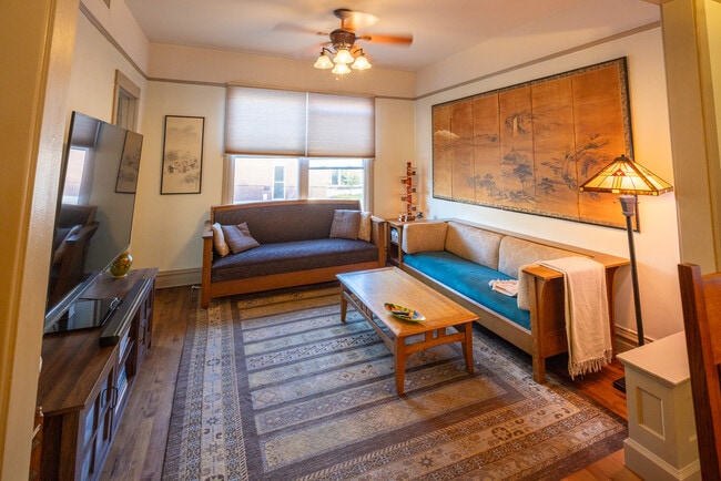 Building Photo - 4526 N Avers Ave Unit #2