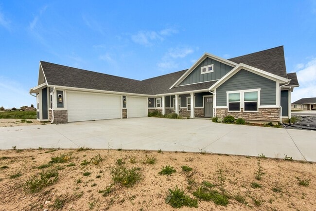 Building Photo - Spacious 3 Bed, 3 Bath Pet-Friendly Home with Oversized 3+ Car Garage! - Available NOW!