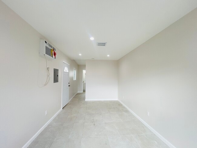 14210 Sylvan St Unit 2