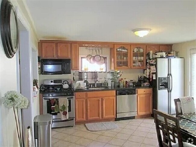 Building Photo - 5 Clyde St Unit 1 Rental