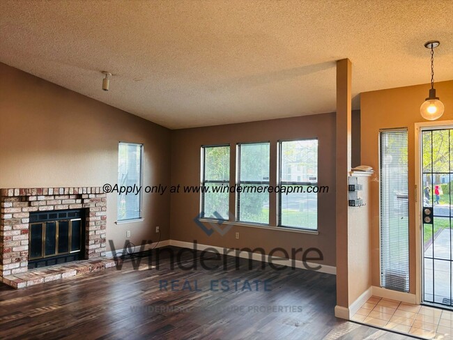Just Listed in Lake Crest Village! 3/2 hom... - Just Listed in Lake Crest Village! 3/2 hom... House