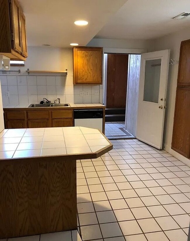 Photo - 325 E Mulberry St Unidad Lower